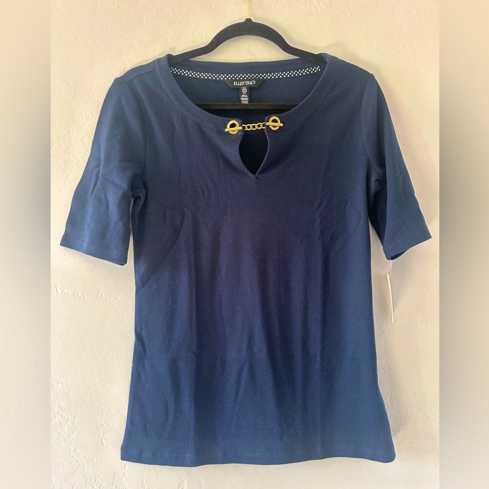 NWT ELLEN TRACY Women’s Short Sleeve Top Blue w/Gold Chain Closure Size S